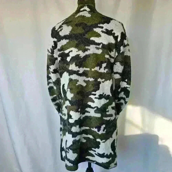 ✨Like New✨ Venus Camouflage Cardigan, Green/Black/White, Size XS - Picture 6 of 9